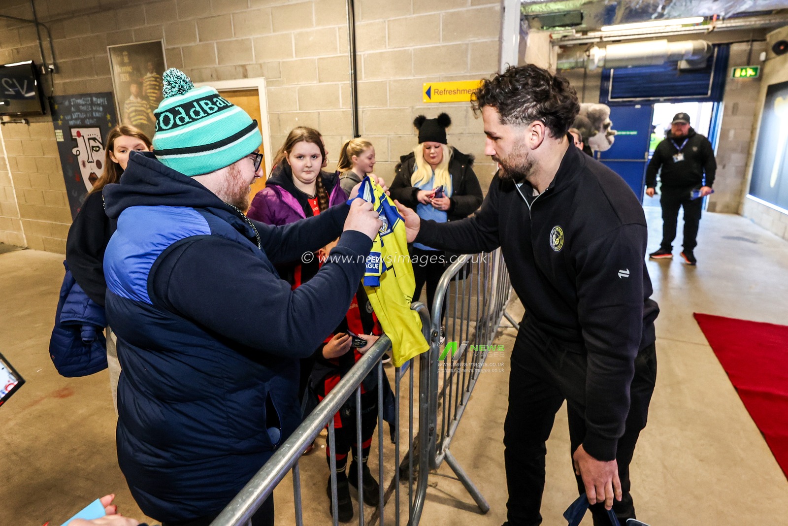 Josh Thewlis of Warrington Wolves signs a fans shirt during the Betfred Super League Round 3 match Warrington Wolves vs Wakefield Trinity at The Halliwell Jones Stadium, Warrington, United Kingdom on 28 February 2026

(Photo by Alfie Cosgrove/News Images)