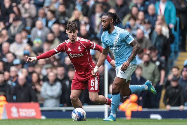 Milos Kerkez of Liverpool tracks Antonie Semenyo of Manchester City during the Emirates FA Cup Quarter-Final match Manchester City vs Liverpool at Etihad Stadium, Manchester, United Kingdom on 04 April 2026

(Photo by Mark Cosgrove/News Images)