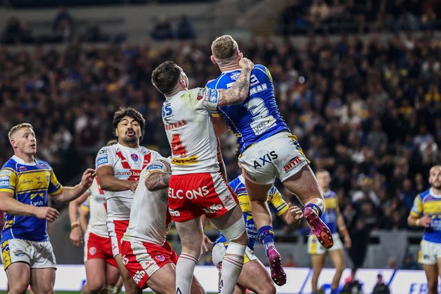 Mark Percival of St. Helens and Harry Newman of Leeds Rhinos battle for the high ball during the Betfred Super League play-off Eliminator 1 match Leeds Rhinos vs St Helens at Headingley Stadium, Leeds, United Kingdom, 27th September 2025

(Photo by Alfie Cosgrove/News Images)