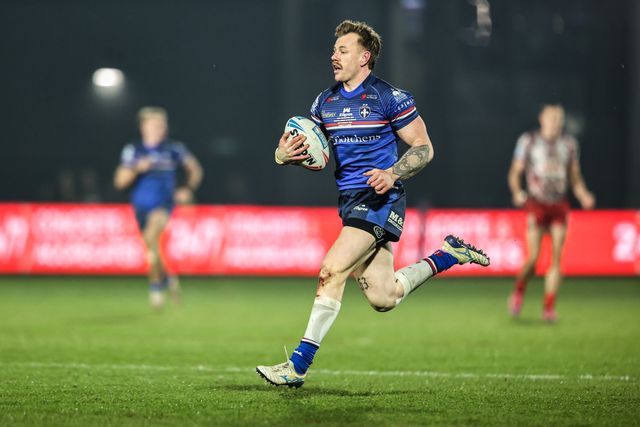 Tom Johnstone of Wakefield Trinity breaks with the ball during the Betfred Super League round 5 match Wakefield Trinity vs Leigh Leopards at DIY Kitchens Stadium, Wakefield, United Kingdom on 20 March 2026

(Photo by Alfie Cosgrove/News Images)