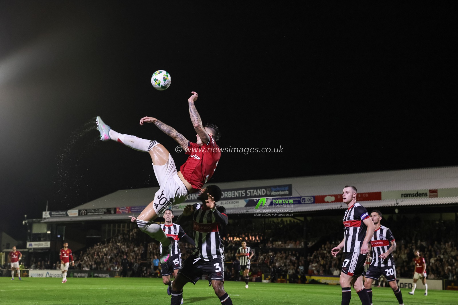 Benjamin Sesko of Manchester United with an over head kick attempt on goal during the Carabao Cup match Grimsby Town vs Manchester United at Blundell Park, Cleethorpes, United Kingdom, 27th August 2025

(Photo by Mark Cosgrove/News Images)