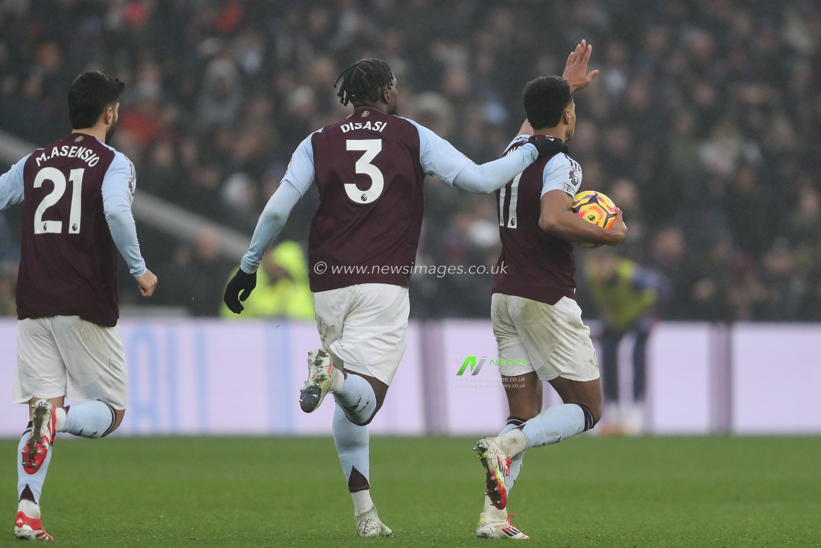 Ollie Watkins of Aston Villa celebrates his goal to make it 1-1 during the Premier League match Aston Villa vs Ipswich Town at Villa Park, Birmingham, United Kingdom, 15th February 2025

(Photo by Gareth Evans/News Images)