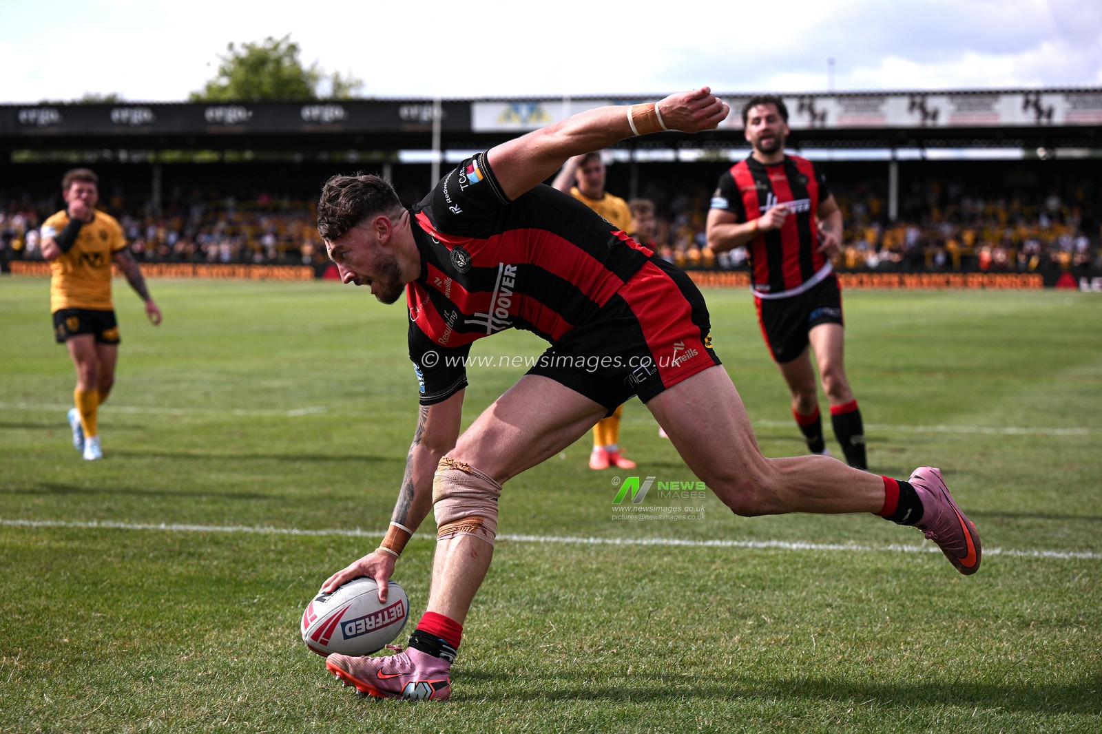 Toby King of Warrington Wolves makes a try during the Betfred Super League round 21 match Castleford Tigers vs Warrington Wolves at OneBore Stadium, Castleford, Untied Kingdom on 01 August 2026

(Photo by Ben Roberts/News Images)
