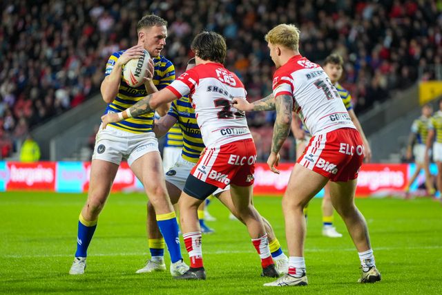 Ben Currie of Warrington Wolves battles for the ball with Joe Shorrocks of St Helens R.F.C. during the Betfred Super League round 14 match St Helens vs Warrington Wolves at The BrewDog Stadium, St Helens, United Kingdom on 11 June 2026

(Photo by Maynard Manyowa/News Images)