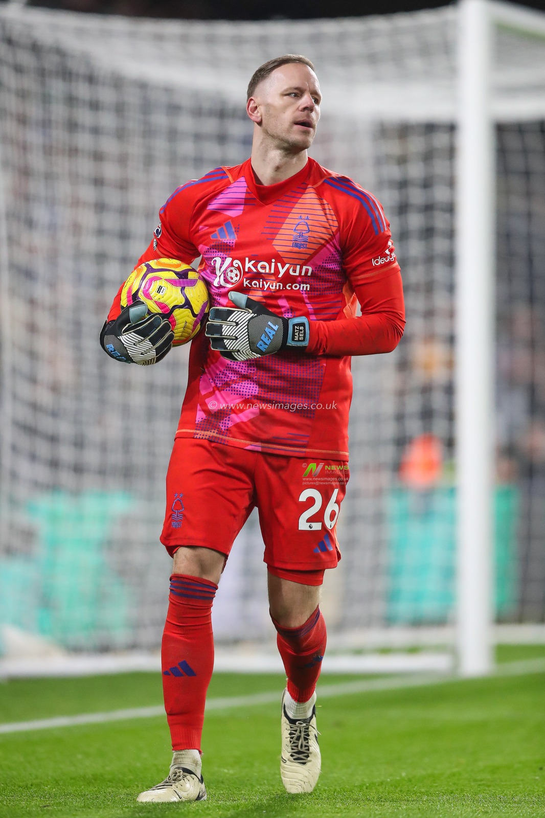Matz Sels of Nottingham Forest in action during the Premier League match Wolverhampton Wanderers vs Nottingham Forest at Molineux, Wolverhampton, United Kingdom, 6th January 2025

(Photo by Gareth Evans/News Images)