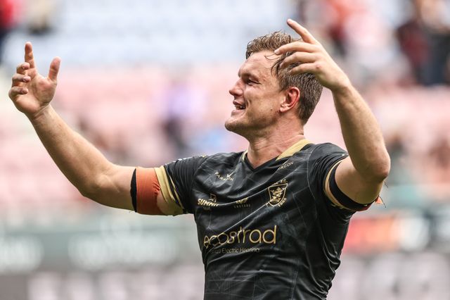 Liam Knight of Hull FC celebrates the win during the Betfred Super League Round 19 match Wigan Warriors vs Hull FC at The Brick Community Stadium, Wigan, United Kingdom, 19th July 2025

(Photo by Alfie Cosgrove/News Images)