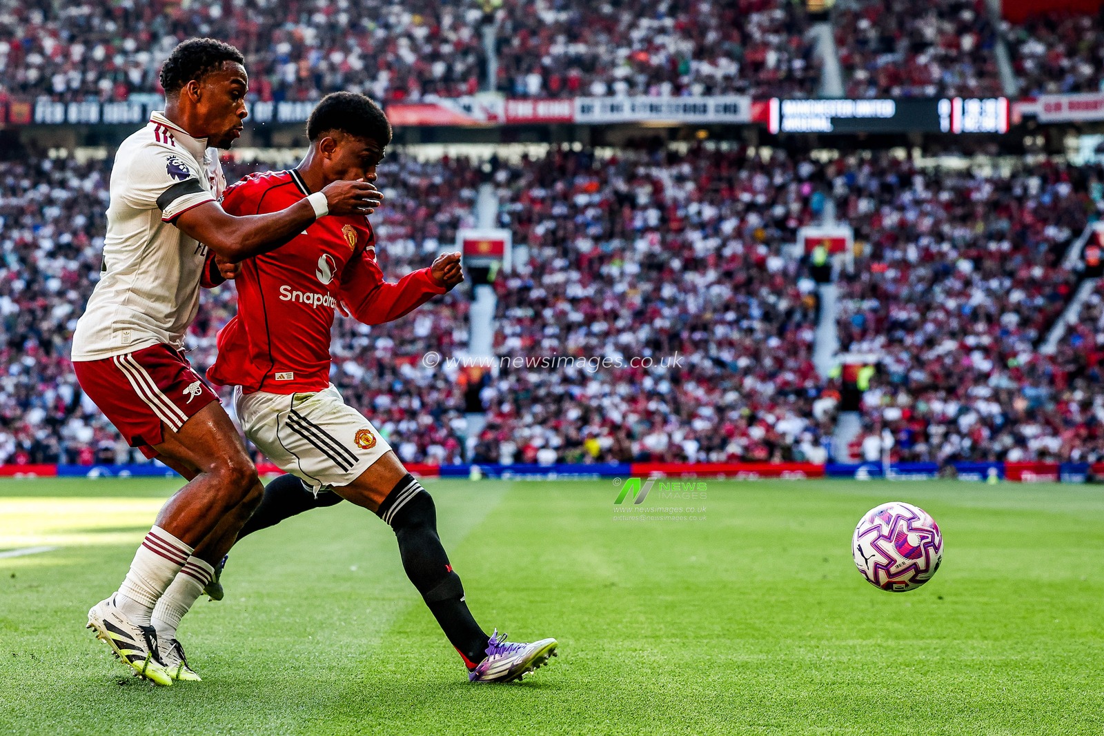 Amad Diallo of Manchester United is challenged by Jurrien Timber of Arsenal during the Premier League match Manchester United vs Arsenal at Old Trafford, Manchester, United Kingdom, 17th August 2025

(Photo by Mark Cosgrove/News Images)