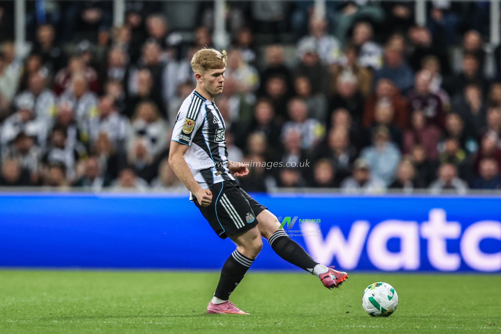 Lewis Hall of Newcastle Untied passes the ball during the Carabao Cup Round 3 match Newcastle United vs Bradford City at St. James's Park, Newcastle, United Kingdom, 24th September 2025

(Photo by Alfie Cosgrove/News Images)