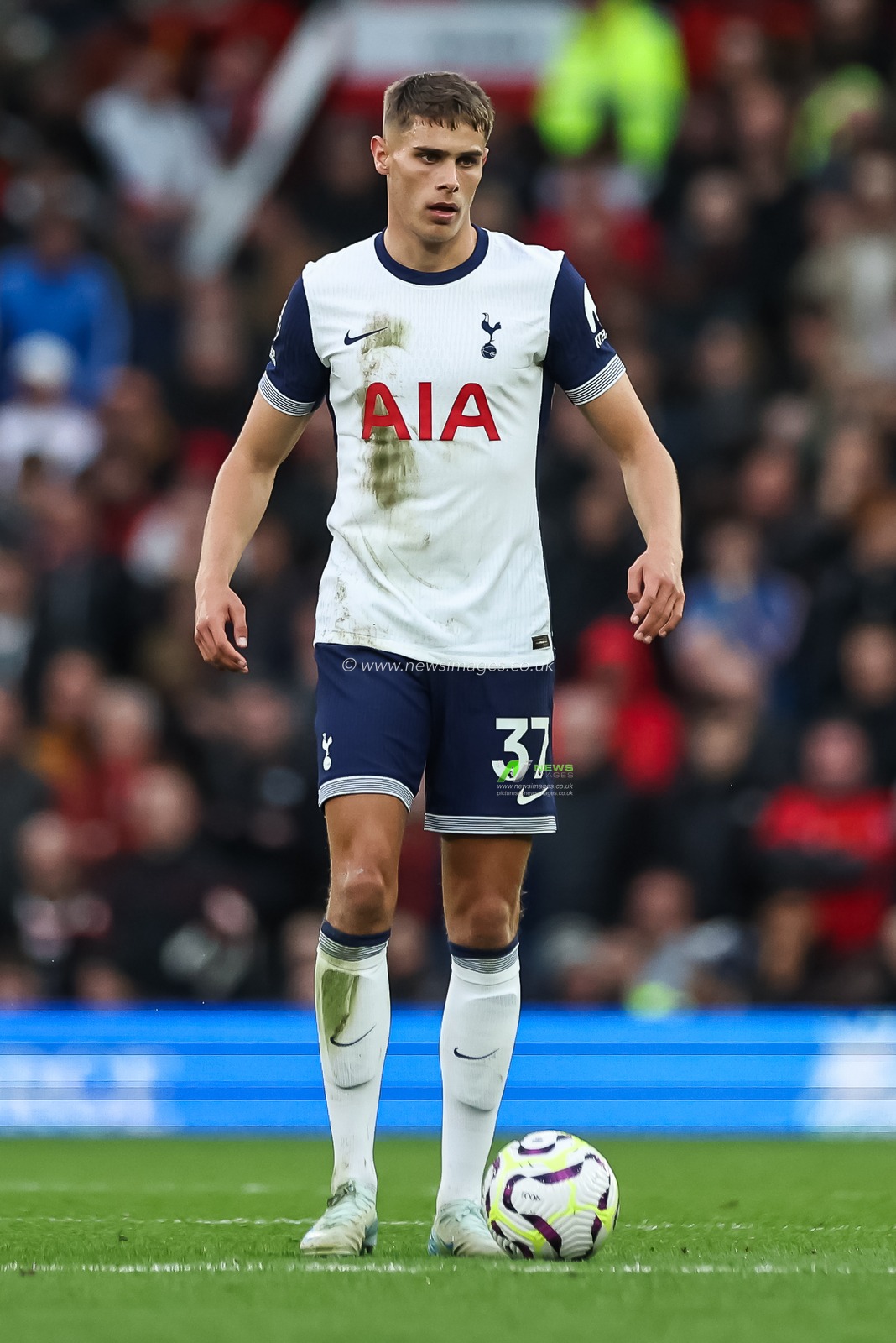 Micky van de Ven of Tottenham Hotspur in action during the Premier League match Manchester United vs Tottenham Hotspur at Old Trafford, Manchester, United Kingdom, 29th September 2024

(Photo by Mark Cosgrove/News Images)