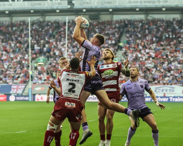 Joe Burgess of Hull KR jumps up to win the high ball during the Betfred Super League round 22 match Wigan Warriors vs Hull KR at The Brick Community Stadium, Wigan, United Kingdom, 15th August 2025

(Photo by Alfie Cosgrove/News Images)
