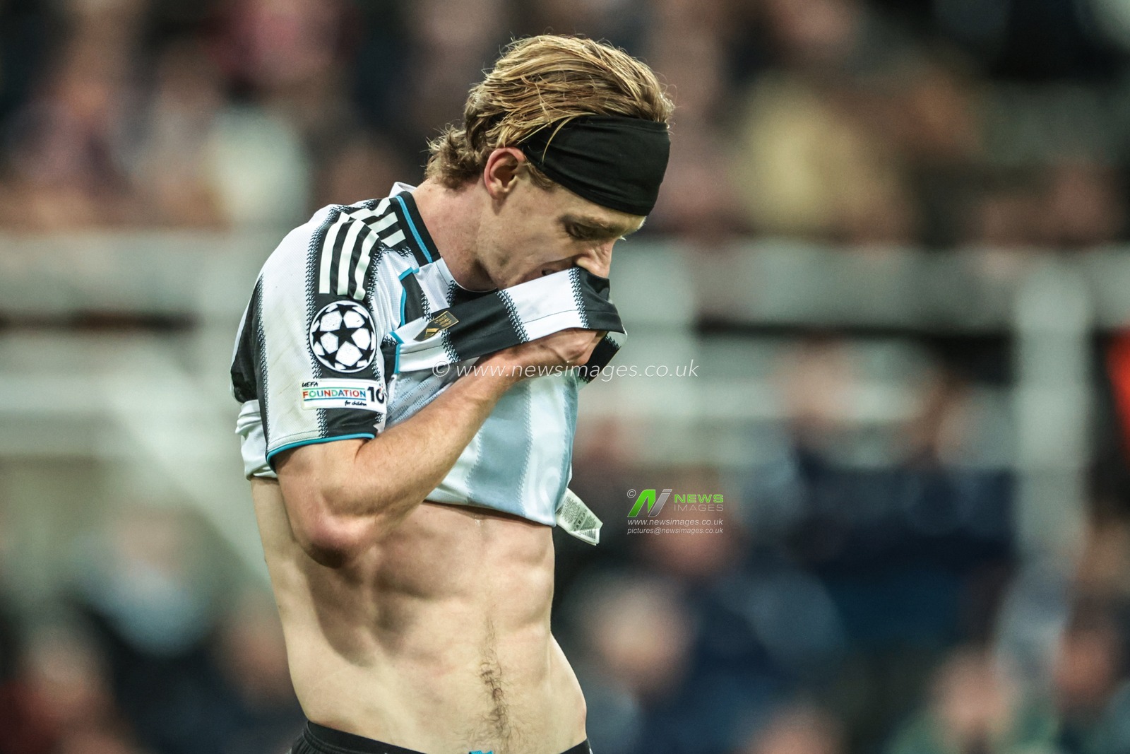 Anthony Gordon of Newcastle United reacts during the UEFA Champions League Matchday 3 of 8 Newcastle United vs Benfica at St. James's Park, Newcastle, United Kingdom, 21st October 2025

(Photo by Mark Cosgrove/News Images)