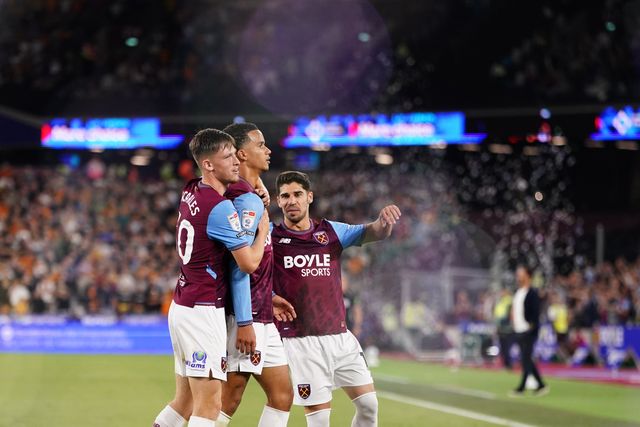 West Ham players celebrate Divine Mukasa of West Ham United second goal during the Sky Bet Championship match West Ham United vs Wolverhampton Wanderers at London Stadium, London, United Kingdom on 01 September 2026

(Photo by Harvey Murphy/News Images)