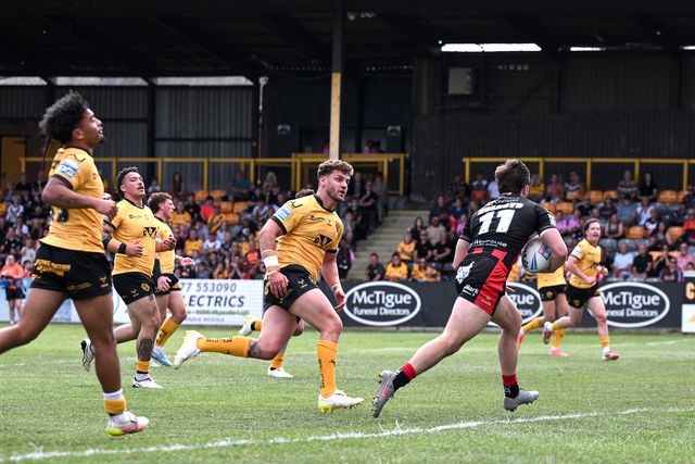 Adam Holroyd of Warrington Wolves scores his team's first try during the Betfred Super League round 21 match Castleford Tigers vs Warrington Wolves at OneBore Stadium, Castleford, Untied Kingdom on 01 August 2026

(Photo by Ben Roberts/News Images)
