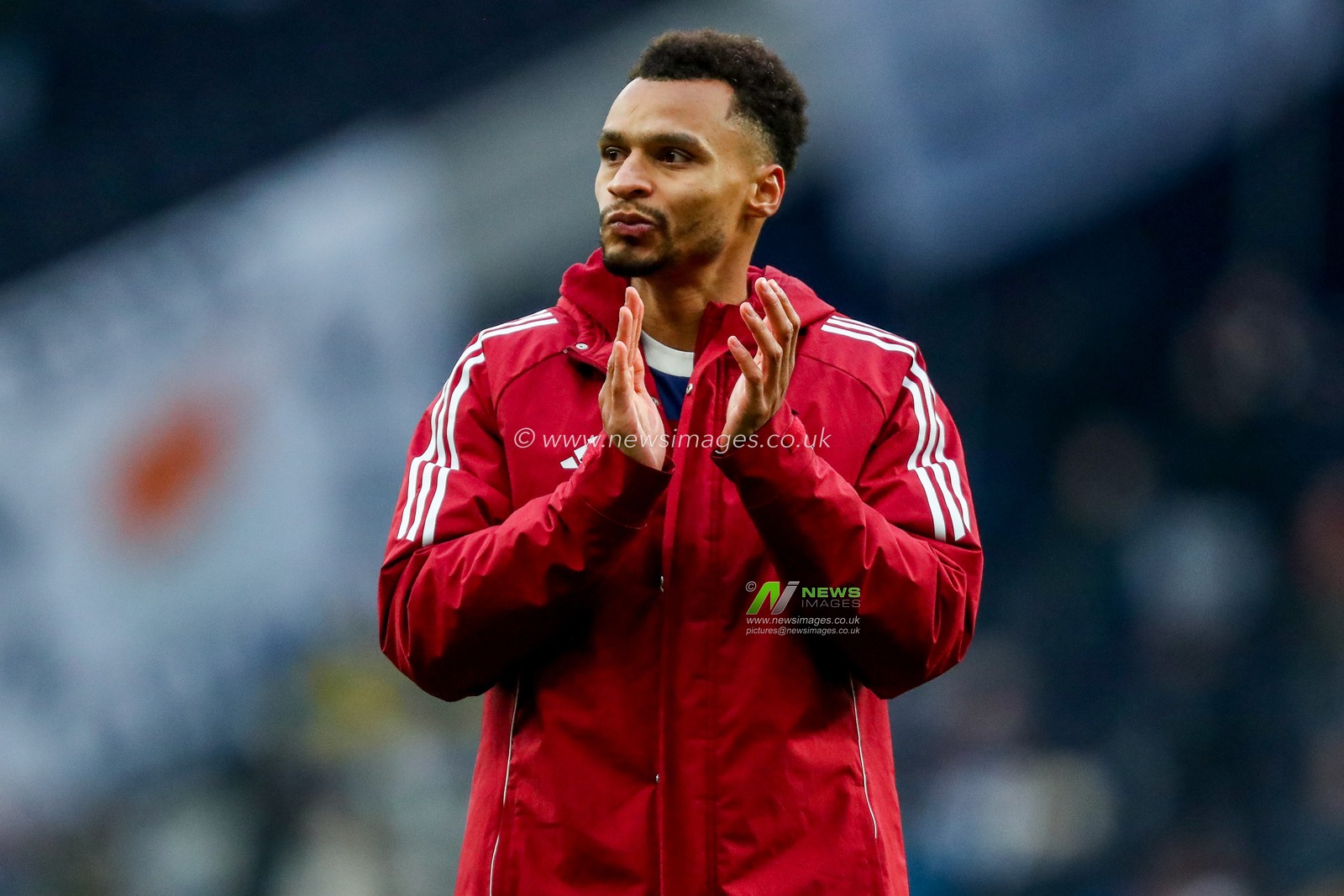 Jacob Murphy of Newcastle United acknowledges the fans after the teams victory following the Premier League match Tottenham Hotspur vs Newcastle United at Tottenham Hotspur Stadium, London, United Kingdom, 4th January 2025

(Photo by Izzy Poles/News Images)