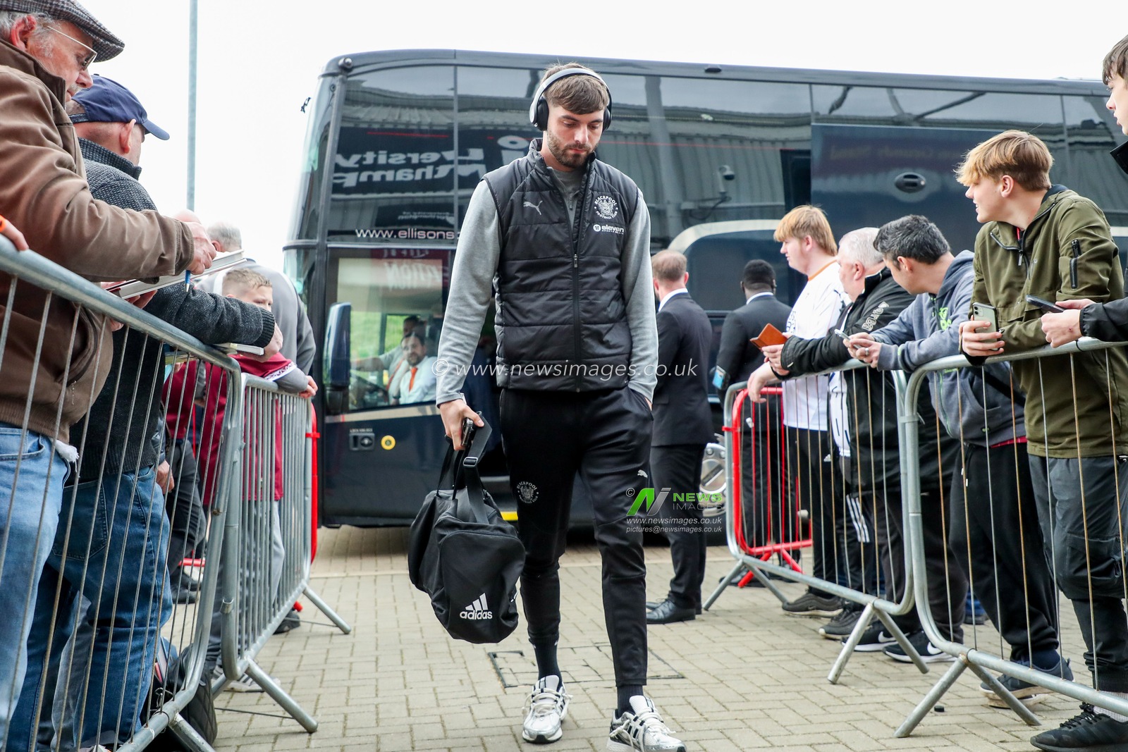 Tom Bloxhan of Blackpool arrives at Sixfields Stadium prior to the Sky Bet League 1 match Northampton Town vs Blackpool at Sixfields Stadium, Northampton, United Kingdom, 22nd March 2025

(Photo by Izzy Poles/News Images)