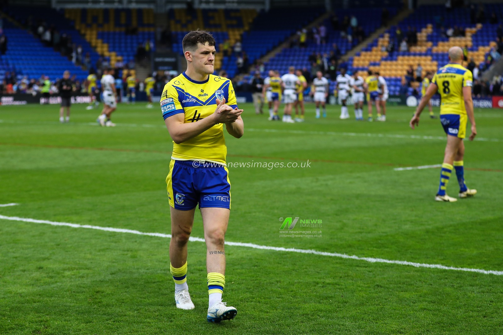 Josh Thewlis of Warrington Wolves applauds the home fans after the Betfred Super League Round 7 match Warrington Wolves vs Hull FC at Halliwell Jones Stadium, Warrington, United Kingdom, 12th April 2025

(Photo by Gareth Evans/News Images)
