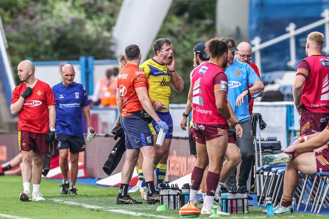 Lachlan Fitzgibbon of Warrington Wolves leaves the field of play injured during the Betfred Super League Round 23 match Huddersfield Giants vs Warrington Wolves at Accu Stadium, Huddersfield, United Kingdom, 24th August 2025

(Photo by Alfie Cosgrove/News Images)