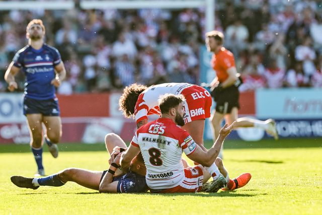 Oliver Pratt of Wakefield Trinity is tackled by Alex Walmsley of St Helens R.F.C. during the Betfred Super League round 9 match St Helens vs Wakefield Trinity at The BrewDog Stadium, St Helens, United Kingdom on 25 April 2026

(Photo by Mark Cosgrove/News Images)