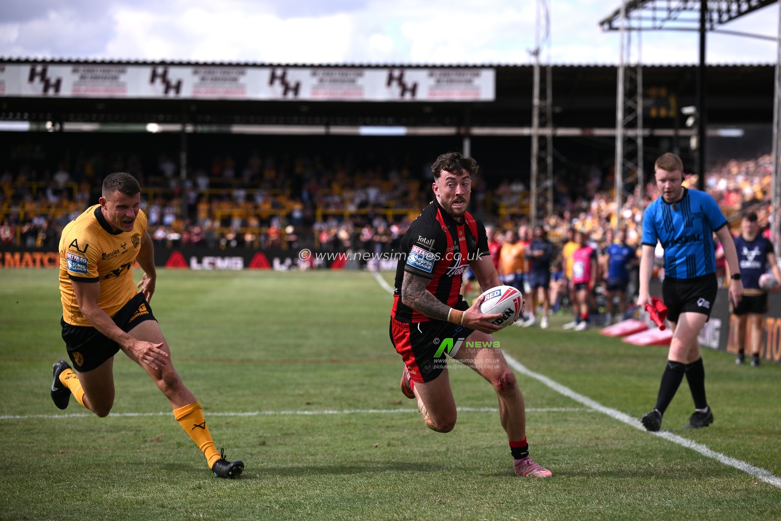 Toby King of Warrington Wolves makes a try during the Betfred Super League round 21 match Castleford Tigers vs Warrington Wolves at OneBore Stadium, Castleford, Untied Kingdom on 01 August 2026

(Photo by Ben Roberts/News Images)
