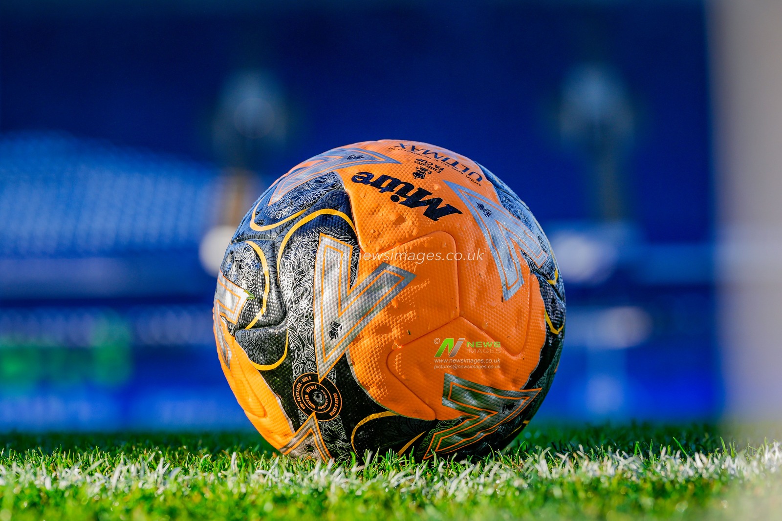 A shot showing the orange ball to be used during the Emirates FA Cup Third Round match Sheffield Wednesday vs Brentford at Hillsborough, Sheffield, United Kingdom, 10th January 2026

(Photo by Maynard Manyowa/News Images)