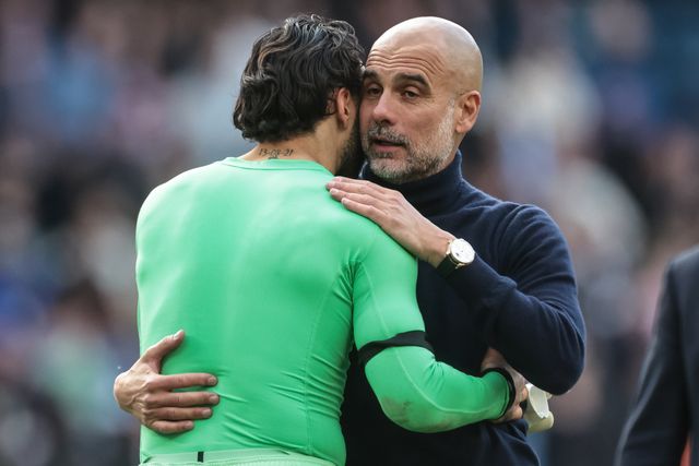 Pep Guardiola manager of Manchester City speaks to Arsenal goalkeeper David Raya during the Premier League match Manchester City vs Arsenal at Etihad Stadium, Manchester, United Kingdom on 19 April 2026

(Photo by Mark Cosgrove/News Images)