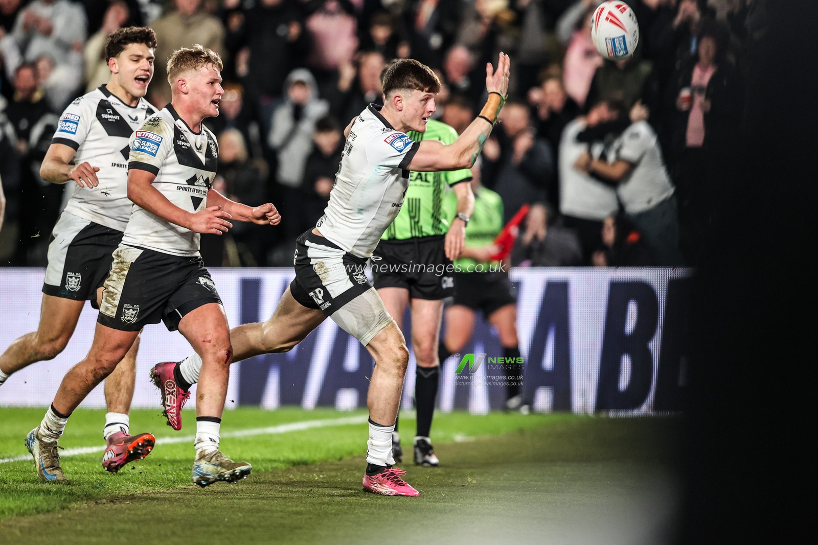 Davy Litten of Hull FC celebrates his try during the Betfred Super League round 1 match Hull FC vs Bradford Bulls at MKM Stadium, Hull, United Kingdom on 14 February 2026

(Photo by Alfie Cosgrove/News Images)