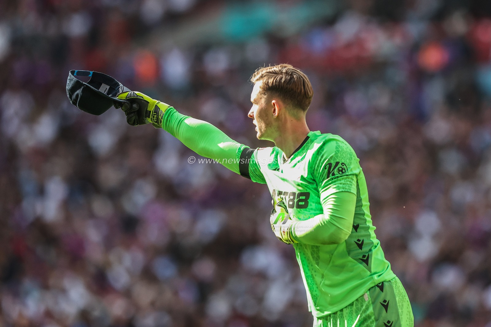 Dean Henderson of Crystal Palace celebrates saving a penalty from Alexis Mac Allister of Liverpool during the The FA Community Shield match Crystal Palace vs Liverpool at Wembley Stadium, London, United Kingdom, 10th August 2025

(Photo by Alfie Cosgrove/News Images)
