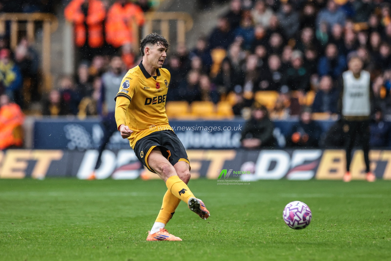 Jorgen Strand Larsen of Wolverhampton Wanderers scores a penalty to make it 1-2 during the Premier League match Wolverhampton Wanderers vs Burnley at Molineux, Wolverhampton, United Kingdom, 26th October 2025

(Photo by Mark Cosgrove/News Images)