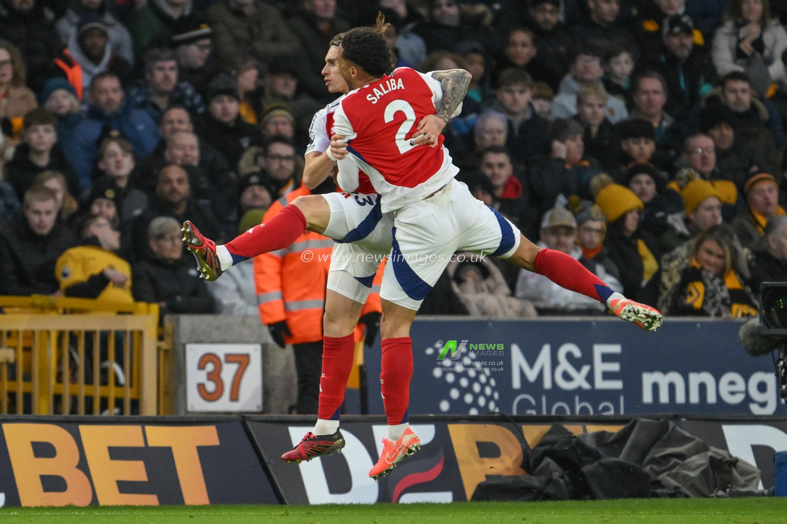 Riccardo Calafiori of Arsenal celebrates his goal to make it 0-1 during the Premier League match Wolverhampton Wanderers vs Arsenal at Molineux, Wolverhampton, United Kingdom, 25th January 2025

(Photo by Craig Thomas/News Images)