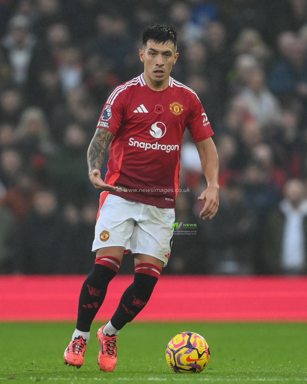 Lisandro MartÃ­nez of Manchester United in action during the Premier League match Manchester United vs Leicester City at Old Trafford, Manchester, United Kingdom, 10th November 2024

(Photo by Craig Thomas/News Images)