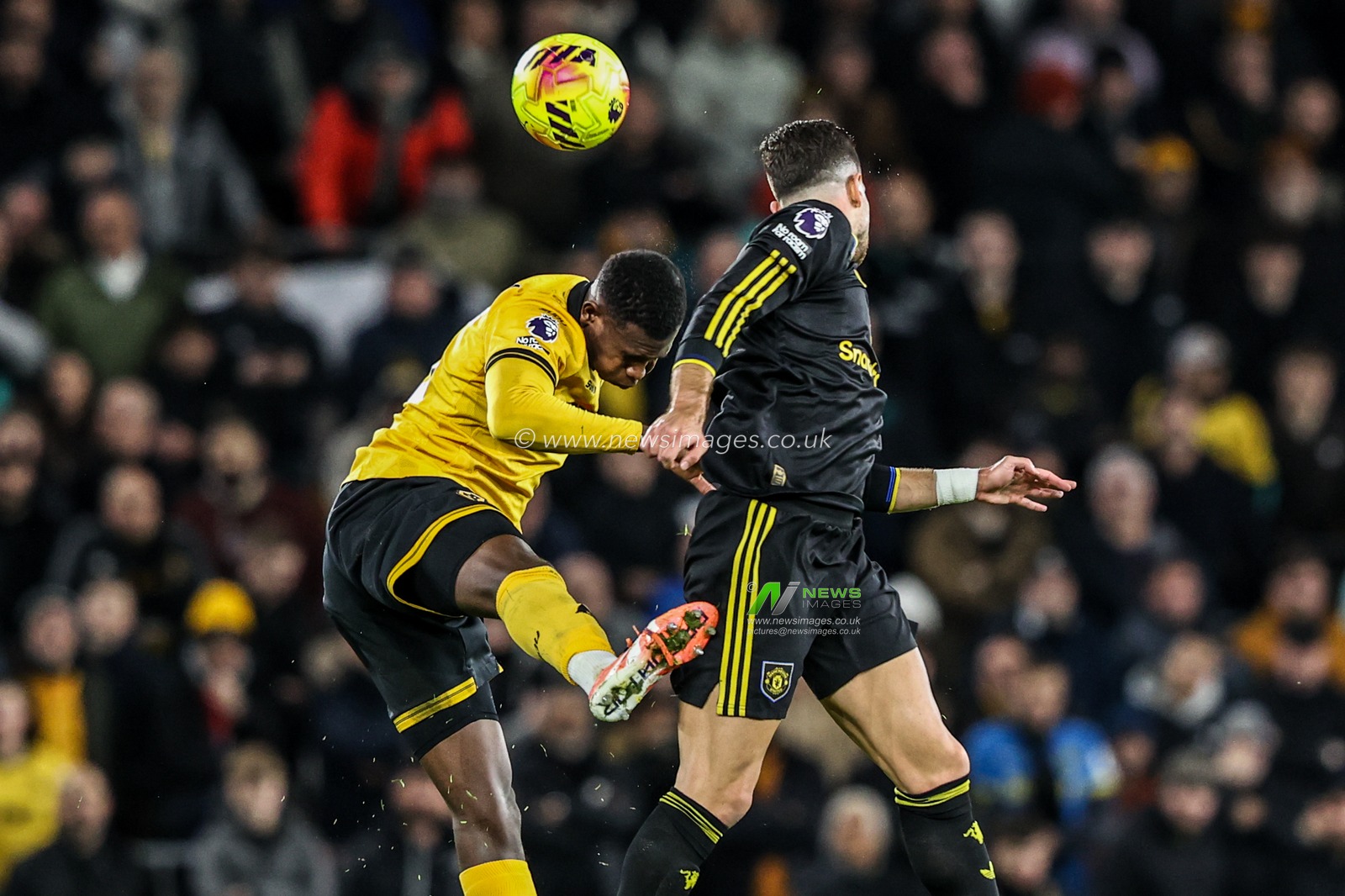 Yerson Mosquera of Wolverhampton Wanderers and Diogo Dalot of Manchester Untied battle for the high ball during the Premier League match Wolverhampton Wanderers vs Manchester United at Molineux, Wolverhampton, United Kingdom, 8th December 2025

(Photo by Alfie Cosgrove/News Images)

*** GER AUT SUI OUT ***