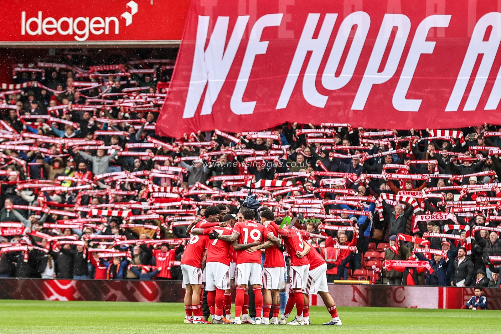Nottingham Forest have a team huddle before the game during the Premier League match Nottingham Forest vs Fulham at City Ground, Nottingham, United Kingdom on 15 March 2026

(Photo by Alfie Cosgrove/News Images)