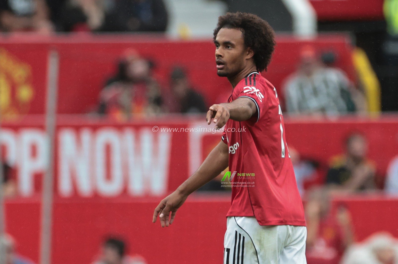 Joshua Zirkzee of Manchester United gives his team instructions during the Premier League match Manchester United vs Burnley at Old Trafford, Manchester, United Kingdom, 30th August 2025

(Photo by Mark Cosgrove/News Images)