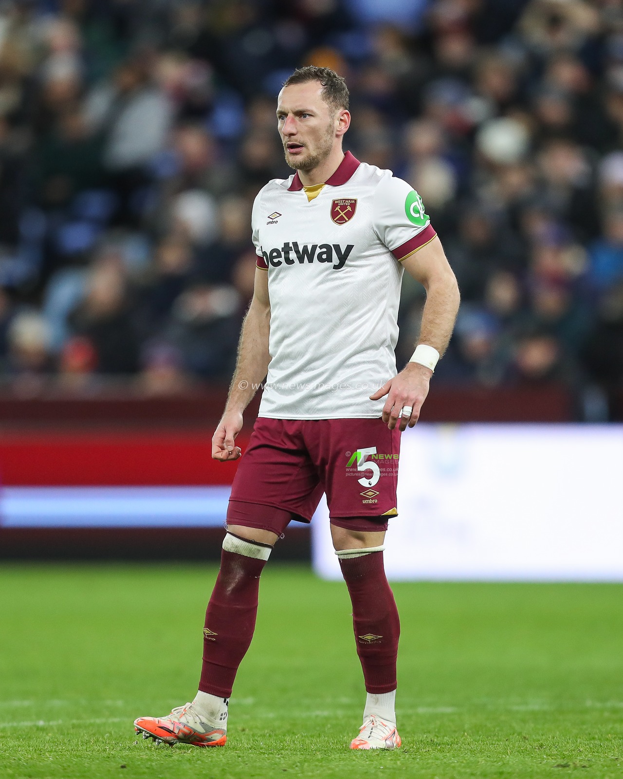 VladimÃ­r Coufal of West Ham United during the Premier League match Aston Villa vs West Ham United at Villa Park, Birmingham, United Kingdom, 26th January 2025

(Photo by Gareth Evans/News Images)