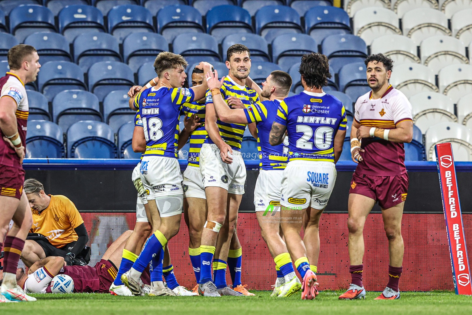 Josh Smith of Warrington Wolves celebrates his try during the Betfred Super League round 10 match Huddersfield Giants vs Warrington Wolves at Accu Stadium, Huddersfield, United Kingdom on 02 May 2026

(Photo by Alfie Cosgrove/News Images)