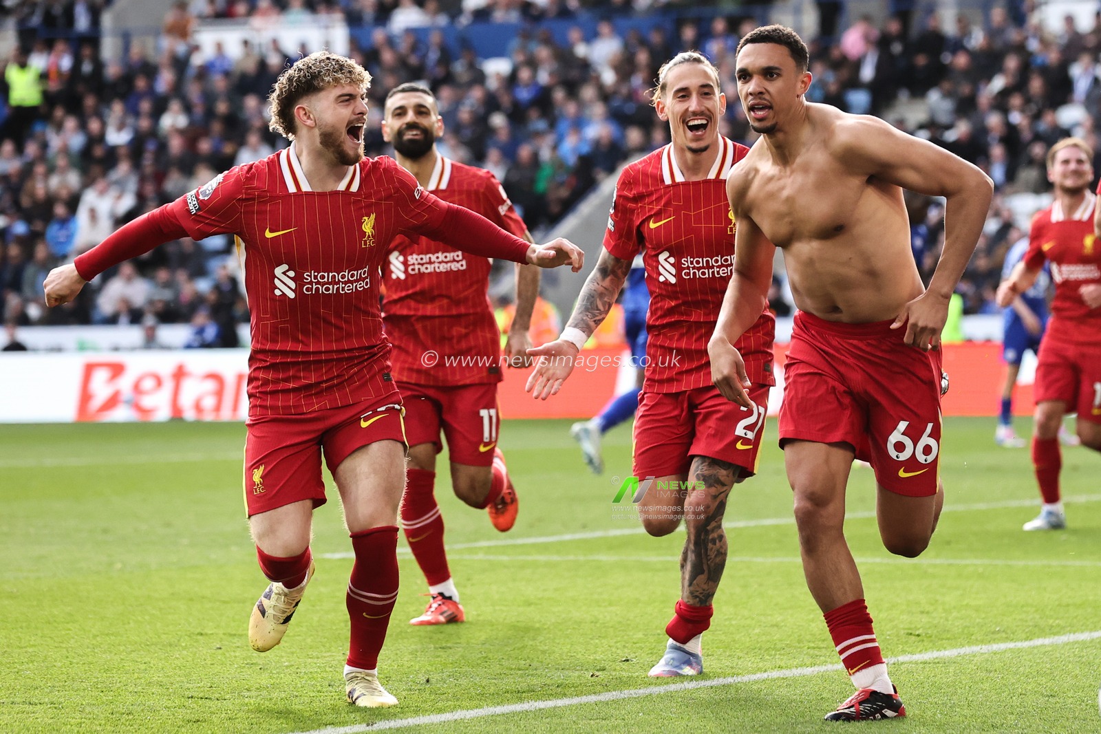 Trent Alexander-Arnold of Liverpool celebrates his goal to make it 0-1 during the Premier League match Leicester City vs Liverpool at King Power Stadium, Leicester, United Kingdom, 20th April 2025

(Photo by Alfie Cosgrove/News Images)