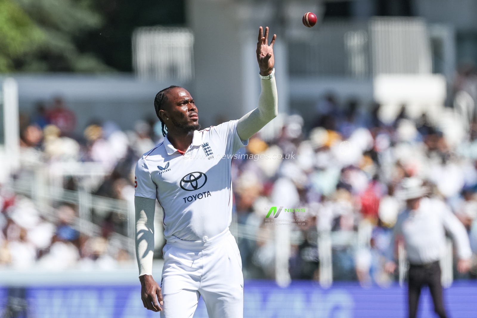 Jofra Archer of England receives the ball during the 3rd Rothesay Test Match Day 3 England v India at Lords, London, United Kingdom, 12th July 2025

(Photo by Mark Cosgrove/News Images)