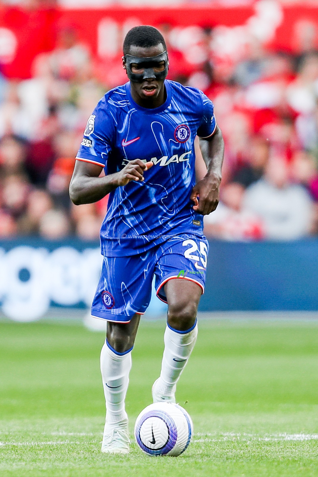 Moises Caicedo of Chelsea runs with the ball during the Premier League match Nottingham Forest vs Chelsea at City Ground, Nottingham, United Kingdom, 25th May 2025

(Photo by Izzy Poles/News Images)