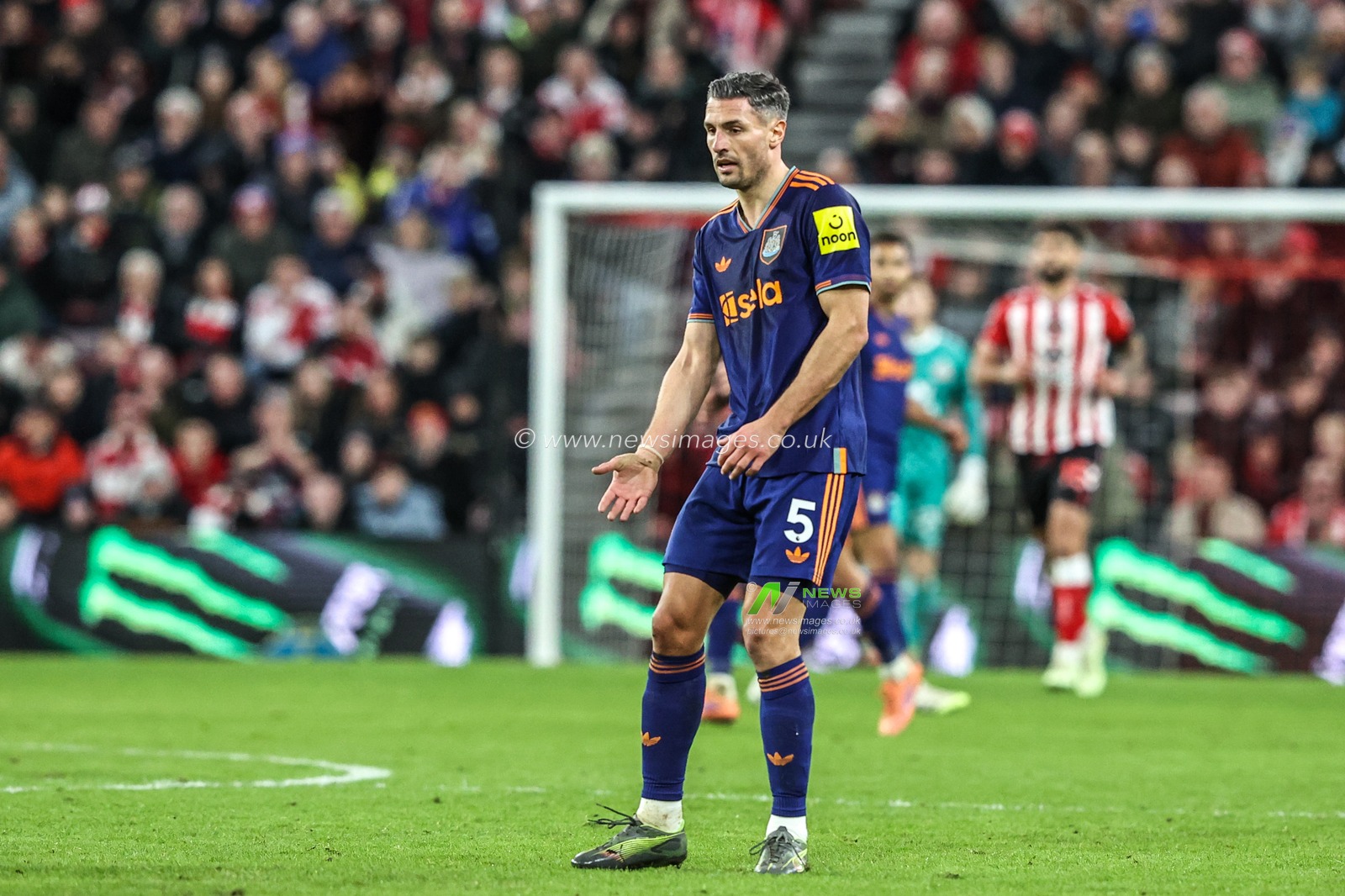 Fabian Schar of Newcastle United gives his team instructions during the Premier League match Sunderland vs Newcastle United at Stadium Of Light, Sunderland, United Kingdom, 14th December 2025

(Photo by Alfie Cosgrove/News Images)

*** GER AUT SUI OUT ***