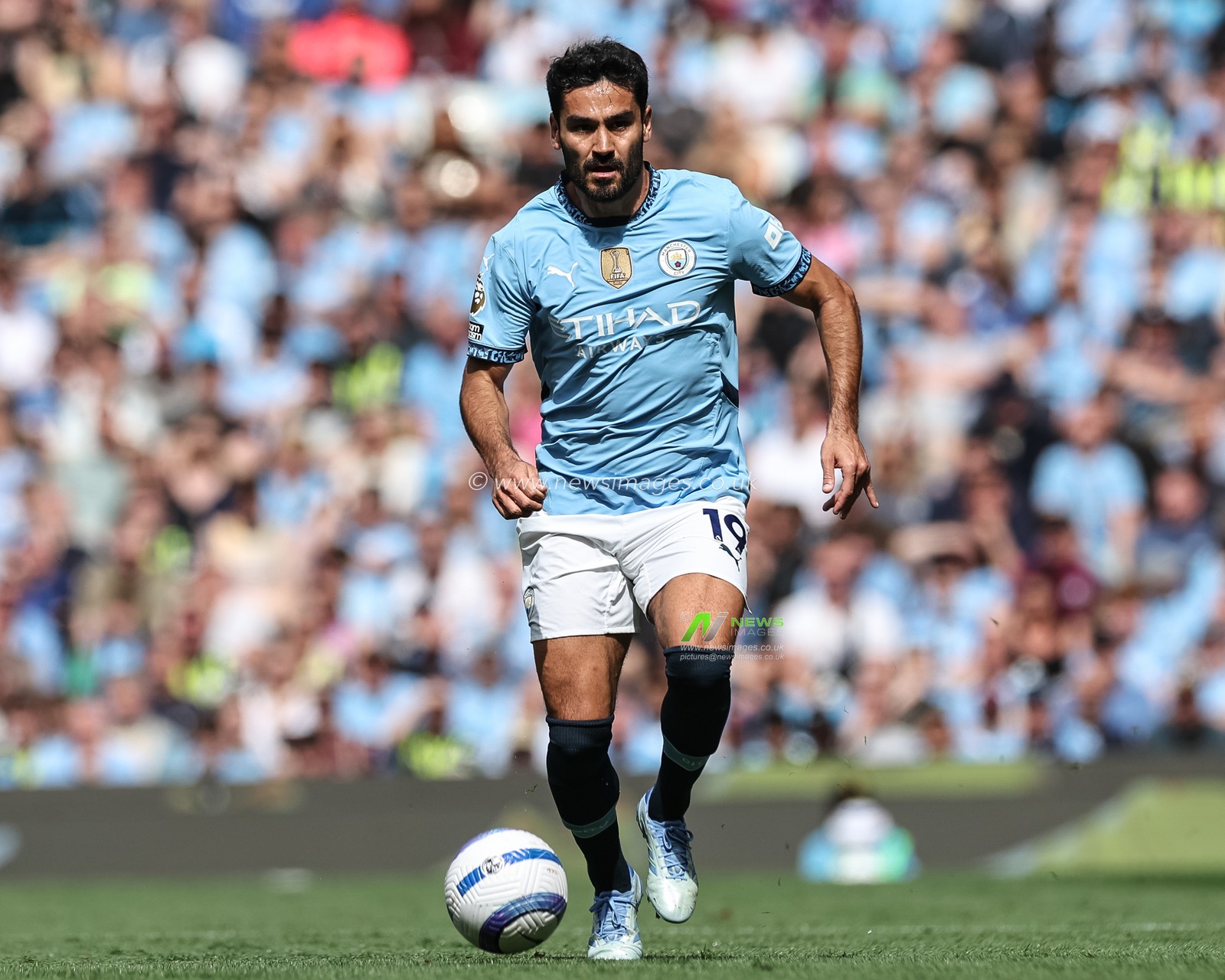 Ä°lkay GÃ¼ndoÄŸan of Manchester City with the ball during the Premier League match Manchester City vs Crystal Palace at Etihad Stadium, Manchester, United Kingdom, 12th April 2025

(Photo by Mark Cosgrove/News Images)