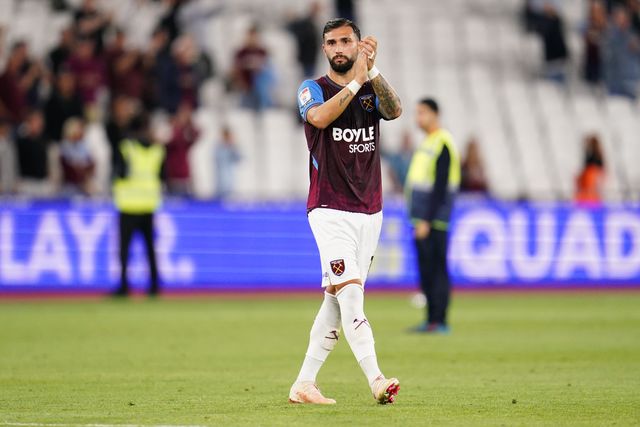Valentin Castellanos of West Ham United applauds home support at full time during the Sky Bet Championship match West Ham United vs Wolverhampton Wanderers at London Stadium, London, United Kingdom on 01 September 2026

(Photo by Harvey Murphy/News Images)