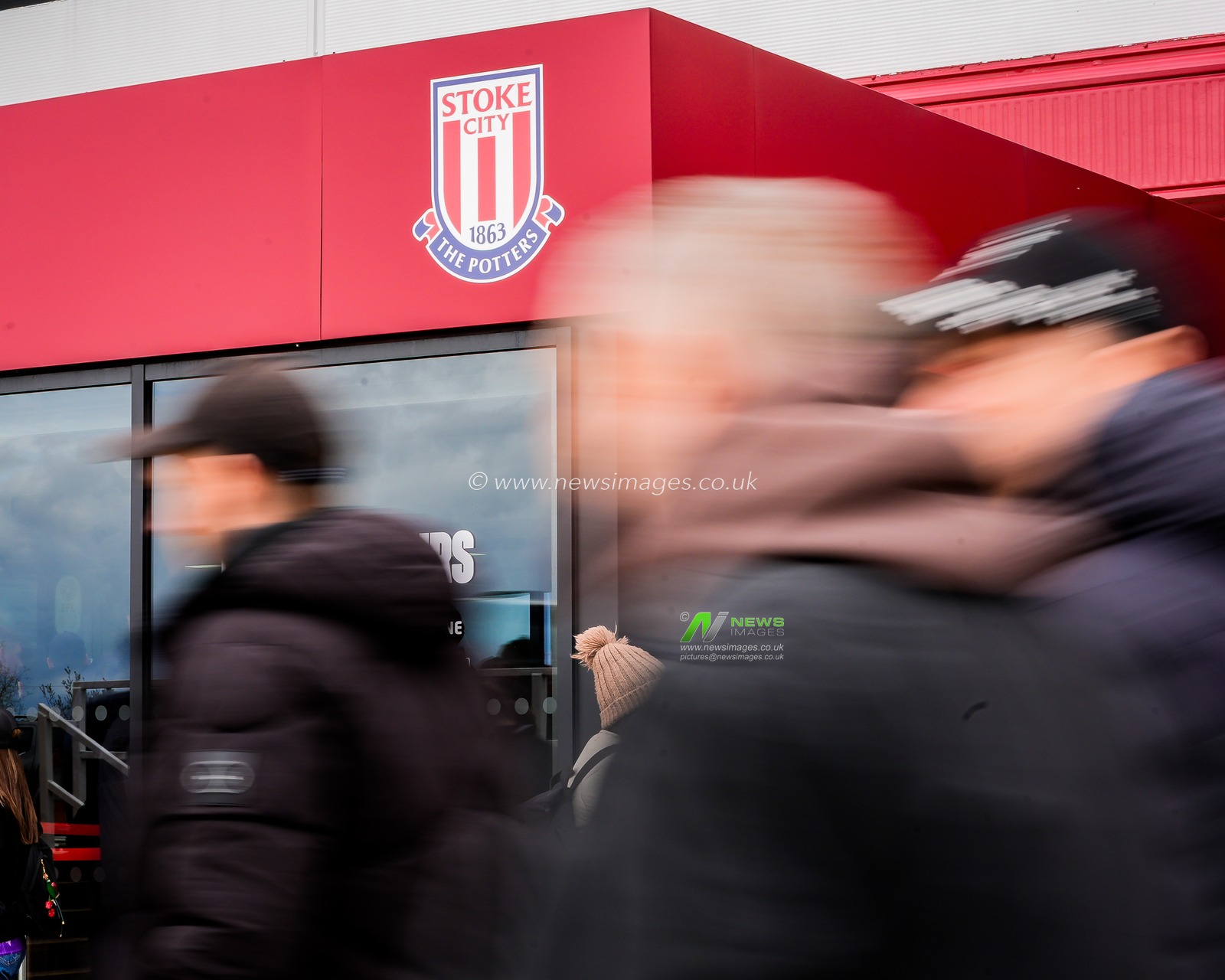 Stoke City fans arrive at the stadium during the Sky Bet Championship match Stoke City vs Sheffield Wednesday at Bet365 Stadium, Stoke On Trent, United Kingdom on 03 April 2026

(Photo by Maynard Manyowa/News Images)