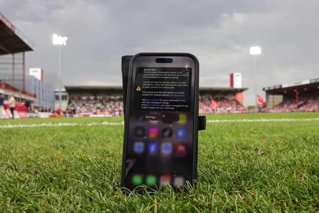 Mobile phones ring out loud as and display a message on screen as the Government’s Emergency Alert System is pushed out through the UK's mobile phone networks during the Betfred Super League Round 25 match Hull KR vs Hull FC at Sewell Group Craven Park, Kingston upon Hull, United Kingdom, 7th September 2025.

(Photo by Mark Cosgrove/News Images)