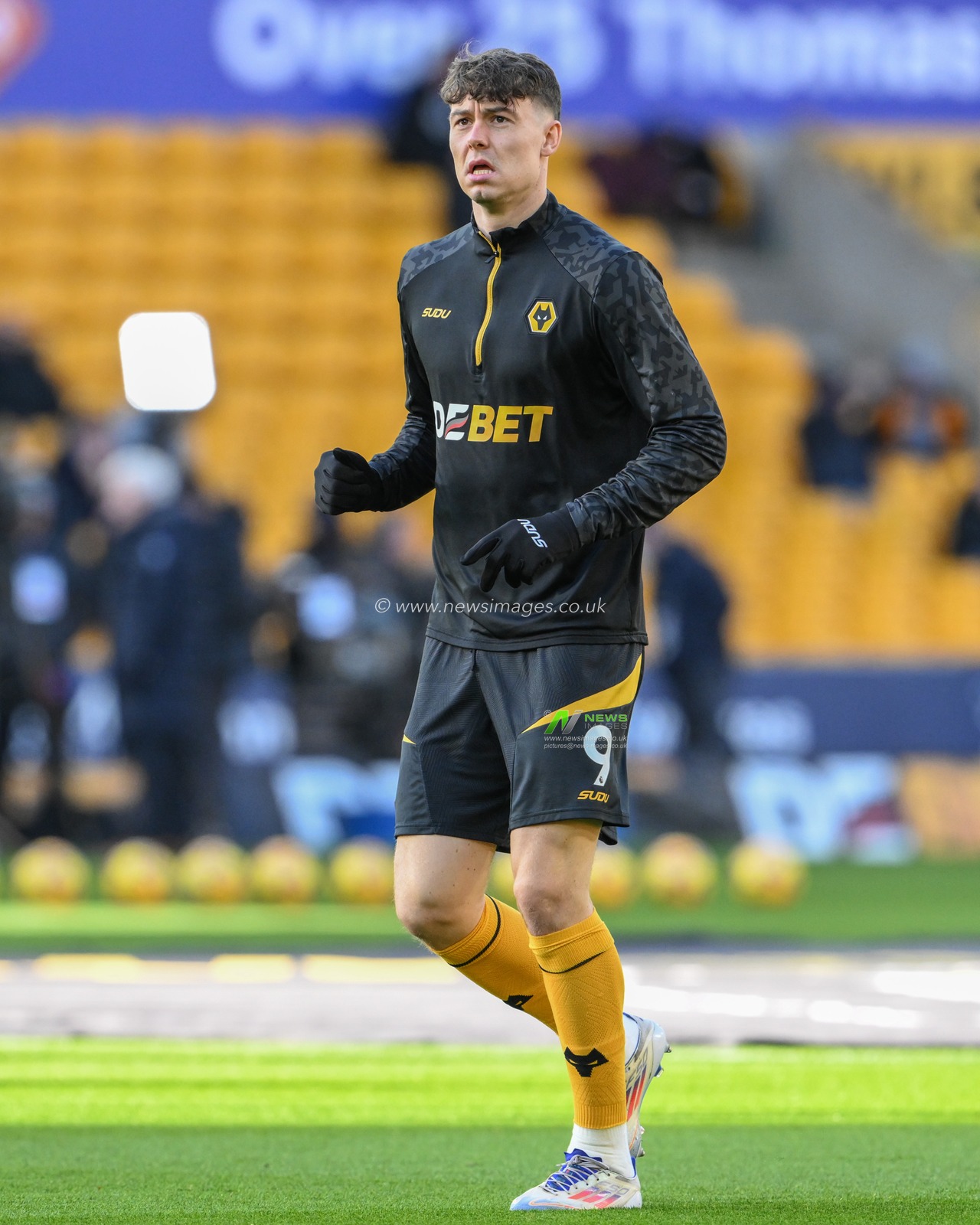 JÃ¶rgen Strand Larsen of Wolverhampton Wanderers in the pregame warmup session during the Premier League match Wolverhampton Wanderers vs Arsenal at Molineux, Wolverhampton, United Kingdom, 25th January 2025

(Photo by Craig Thomas/News Images)
