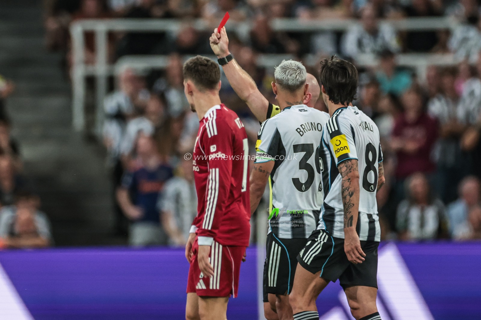 Referee Simon Hooper gives a red card to Anthony Gordon of Newcastle United after a serious foul on Virgil van Dijk of Liverpool during the Premier League match Newcastle United vs Liverpool at St. James's Park, Newcastle, United Kingdom, 25th August 2025

(Photo by Mark Cosgrove/News Images)