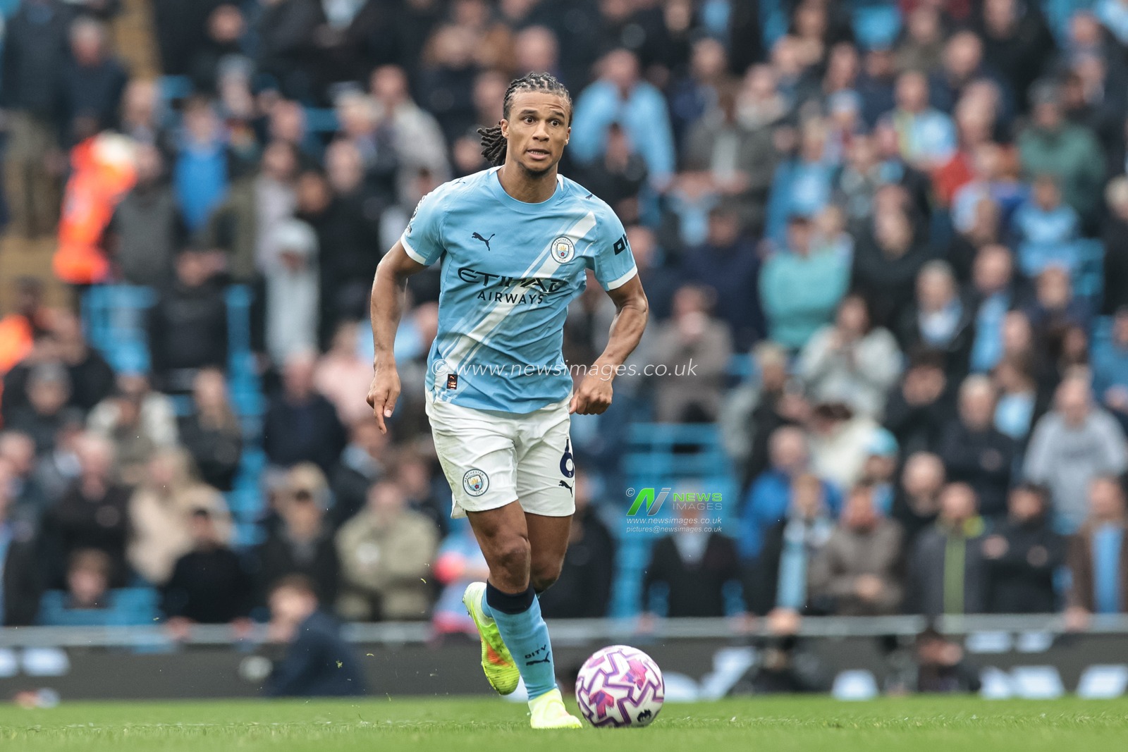 Nathan Ake of Manchester City breaks with the ball during the Premier League match Manchester City vs Everton at Etihad Stadium, Manchester, United Kingdom, 18th October 2025

(Photo by Mark Cosgrove/News Images)