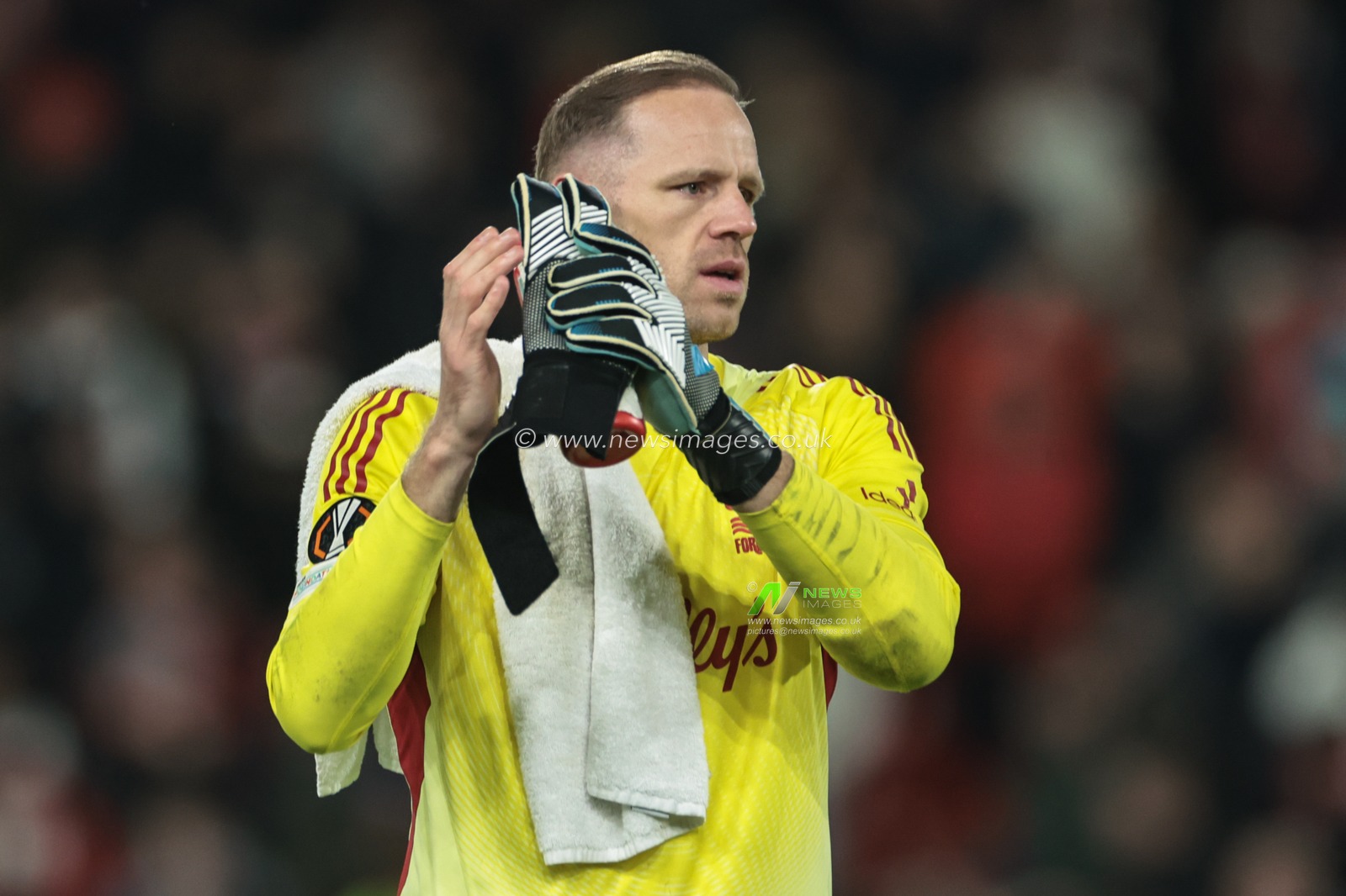 Nottingham Forest goalkeeper Matz Sels applauds the fans after the game during the UEFA Europa League Matchday 3 of 8 Nottingham Forest vs Porto at City Ground, Nottingham, United Kingdom, 23rd October 2025

(Photo by Mark Cosgrove/News Images)
