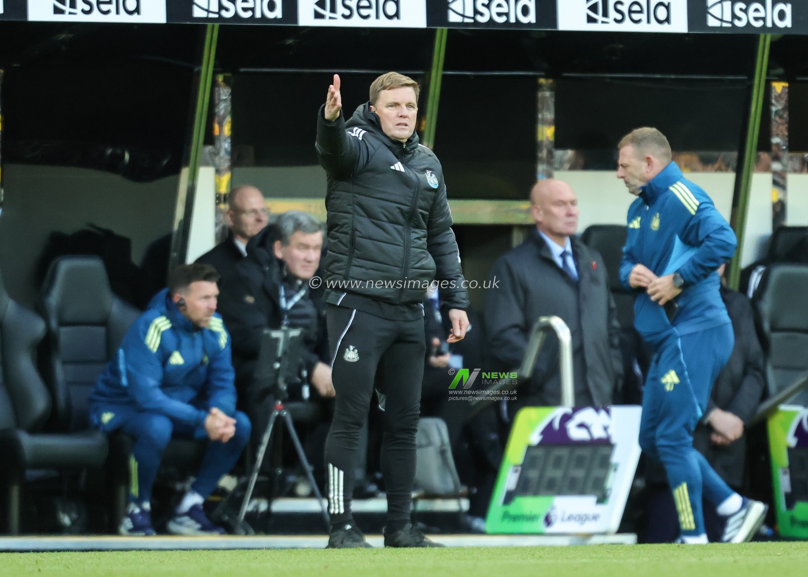 Eddie Howe manager of Newcastle United gives his team instructions during the Premier League match Newcastle United vs Fulham at St. James's Park, Newcastle, United Kingdom, 25th October 2025

(Photo by Richard Bierton/News Images)