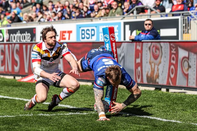 Tom Johnstone of Wakefield Trinity goes over for a try during the Betfred Super League round 8 match Wakefield Trinity vs Bradford Bulls at DIY Kitchens Stadium, Wakefield, United Kingdom on 18 April 2026

(Photo by Alfie Cosgrove/News Images)