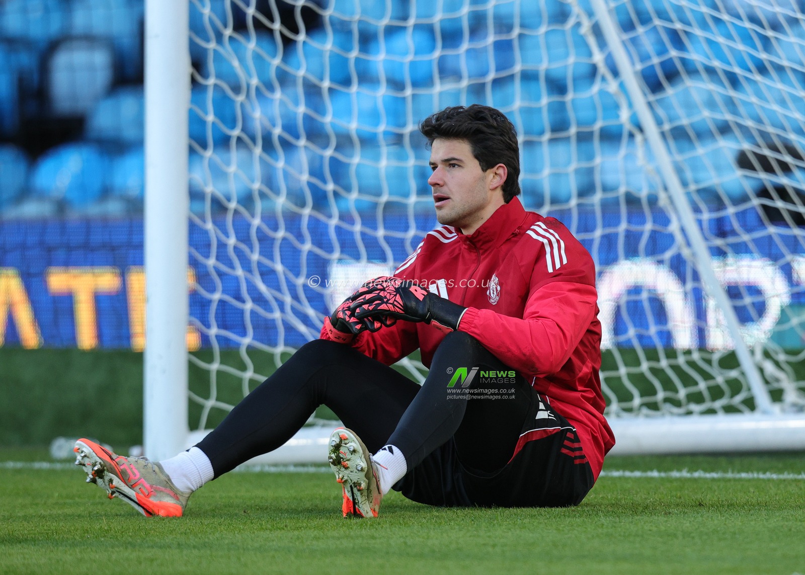 Manchester United goalkeeper Senne Lammens in the pregame warmup session during the Premier League match Leeds United vs Manchester United at Elland Road, Leeds, United Kingdom, 4th January 2026

(Photo by Richard Bierton/News Images)

*** GER AUT SUI OUT ***